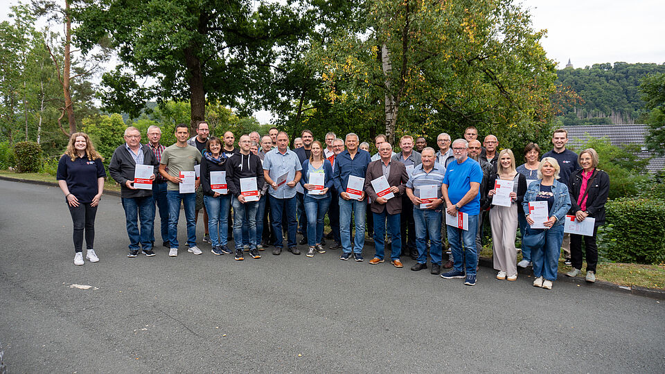Gruppenfoto der geehrten Blutspenderinnen und Blutspender bei der Blutspenderehrung 2025 in Marsberg. Alle halten ihre Urkunden, im Vordergrund die Vertreter des Deutschen Roten Kreuzes.