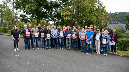 Gruppenfoto der geehrten Blutspenderinnen und Blutspender bei der Blutspenderehrung 2025 in Marsberg. Alle halten ihre Urkunden, im Vordergrund die Vertreter des Deutschen Roten Kreuzes.