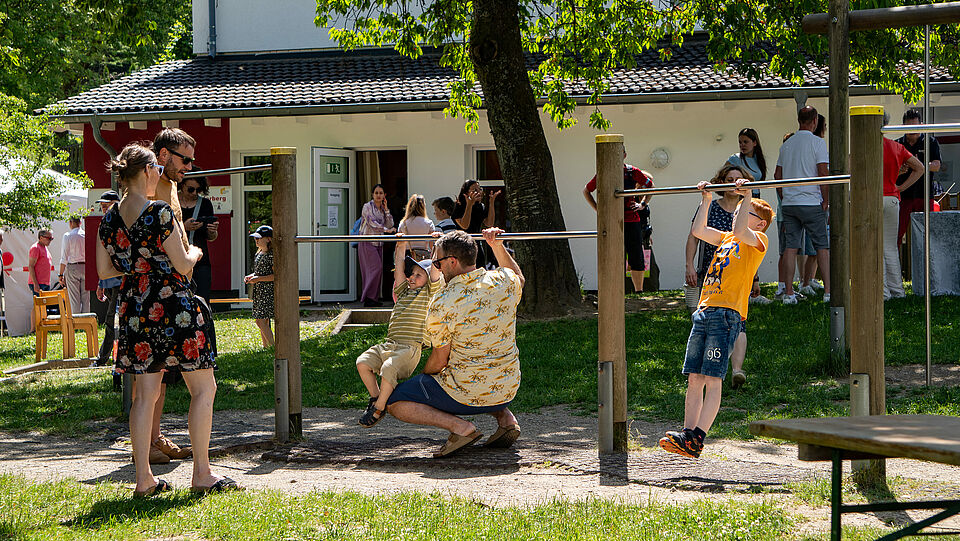 Kinder turnen draußen