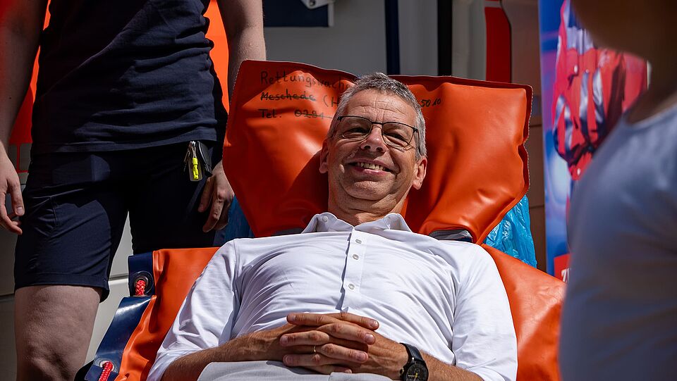 Bürgermeister Beckmann auf der Krankentrage