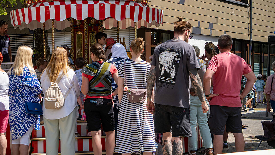 Andrang am Kinderkarussel