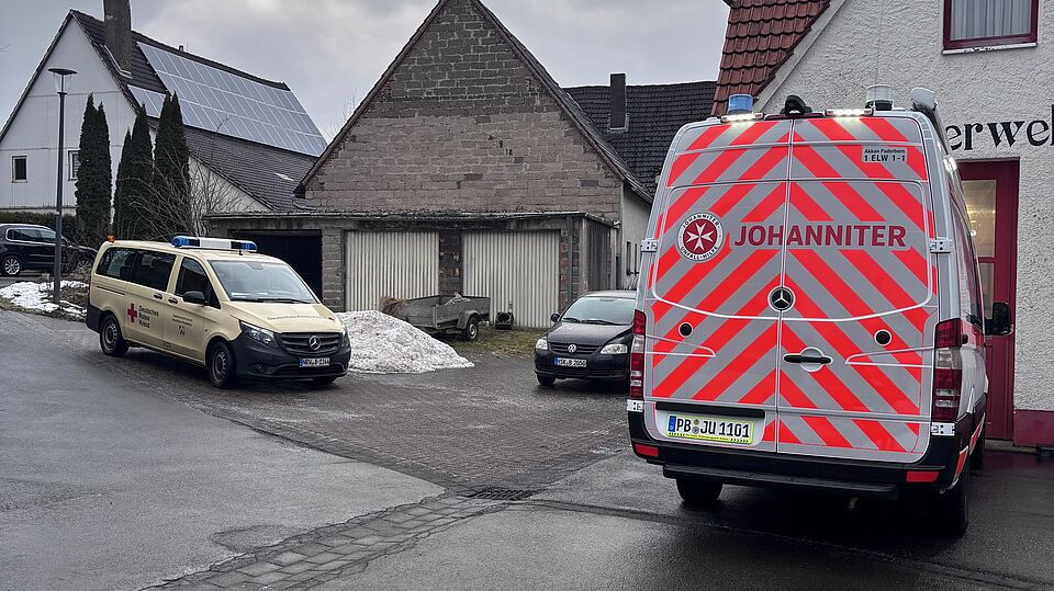 3390 Vor dem Feuerwehr Gerätehaus in Meerhof steht ein Einsatzleitwagen der Johanniter und ein Betreuungsfahrzeug der Verpflegungsgruppe Olsberg