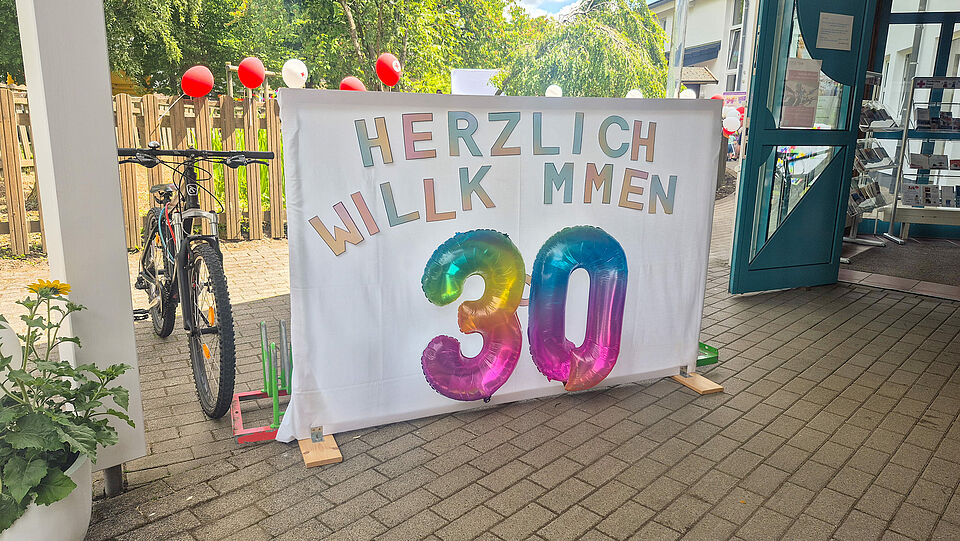 Ein großes Schild begrüßt die Gäste