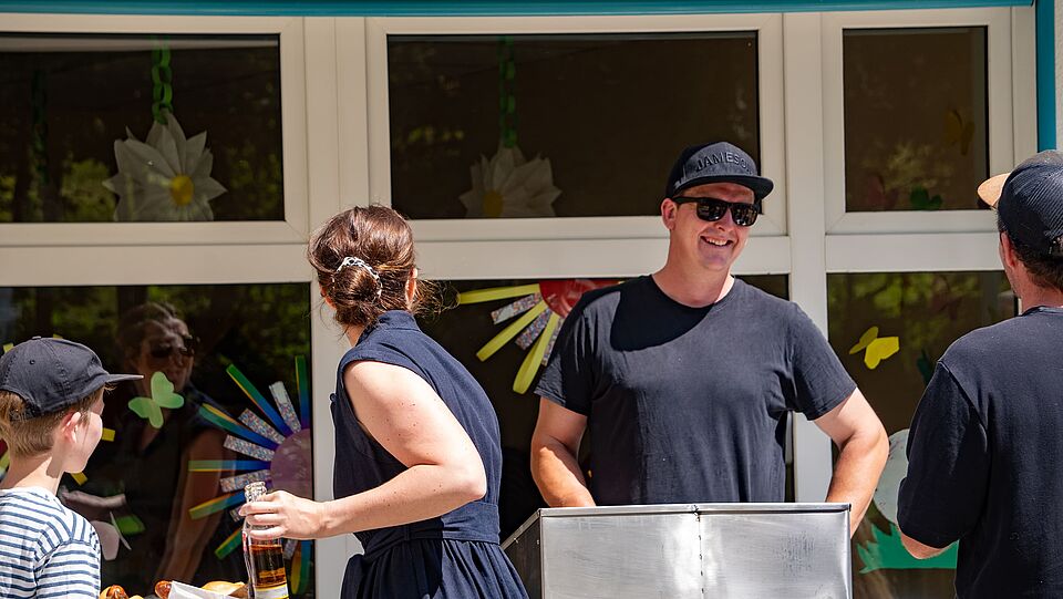 Der Grillmeister am Grill