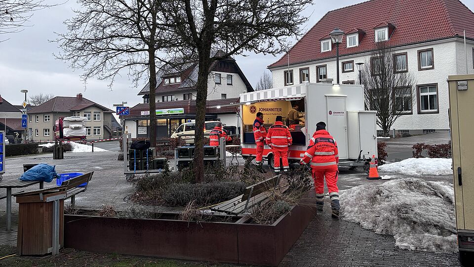 3385 Auf dem Dorfplatz richten gerade Einsatzkräfte von DRK und Johanniter eine mobile Küche zur Einsatzkräfteversorgung ein.